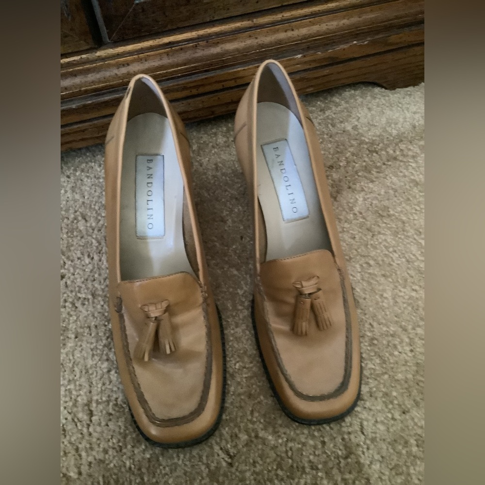 Bandolino tan pumps